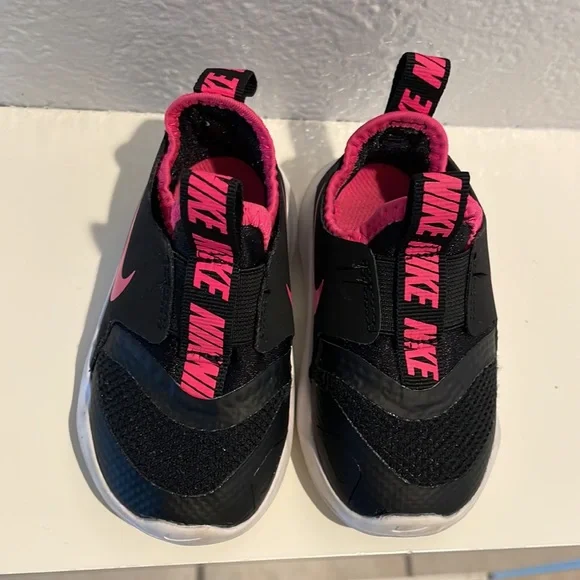 Nike black/pink Toddlers Size 4 Girls sneakers - Picture 5 of 5
